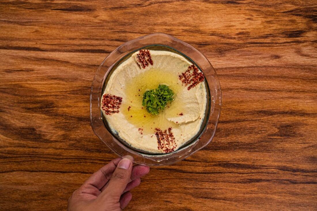 Bol de houmous lissé à la cuillère, filet d huile d olive dessus