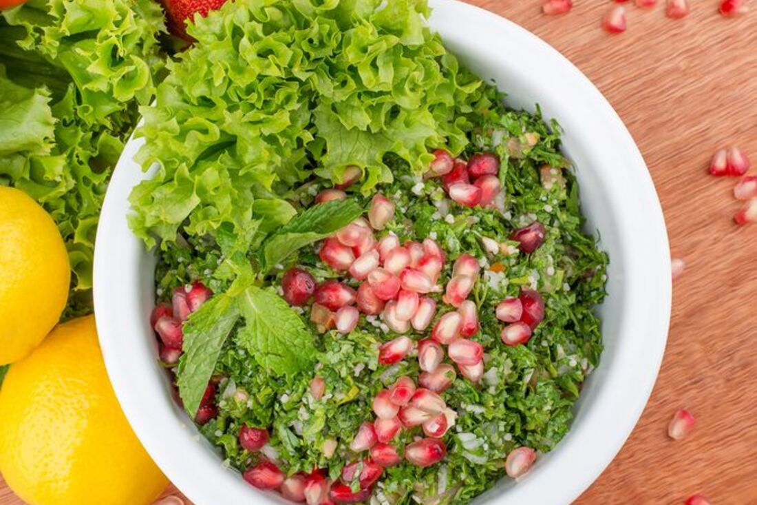 Taboulé au persil haché fin et aux tomates coupées en dés