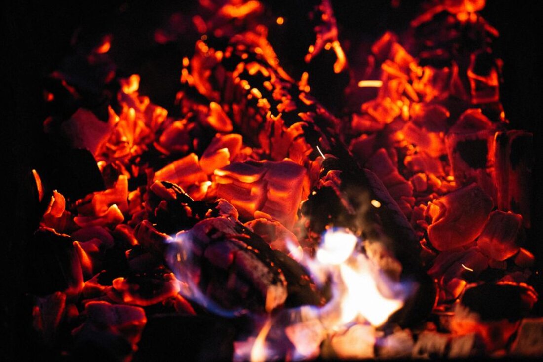 Braises de charbon rougeoyantes sous la grille