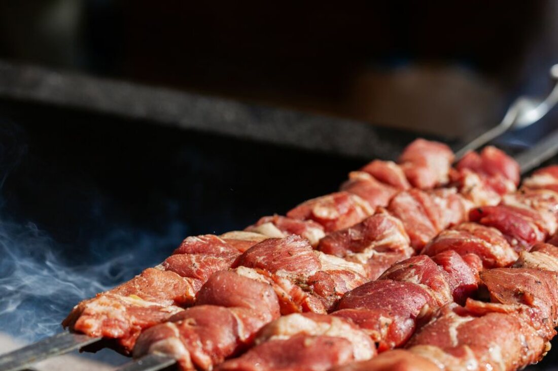 Brochettes crues marinées alignées avant la cuisson