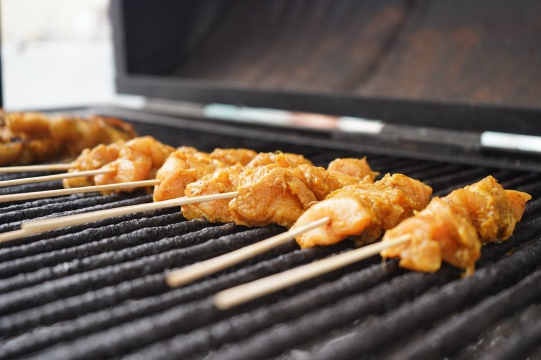 Brochettes de poulet posées sur la grille au-dessus des braises