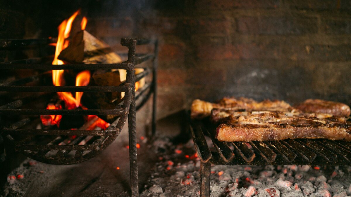 Flambée de bois dans un barbecue avant que les braises ne se forment