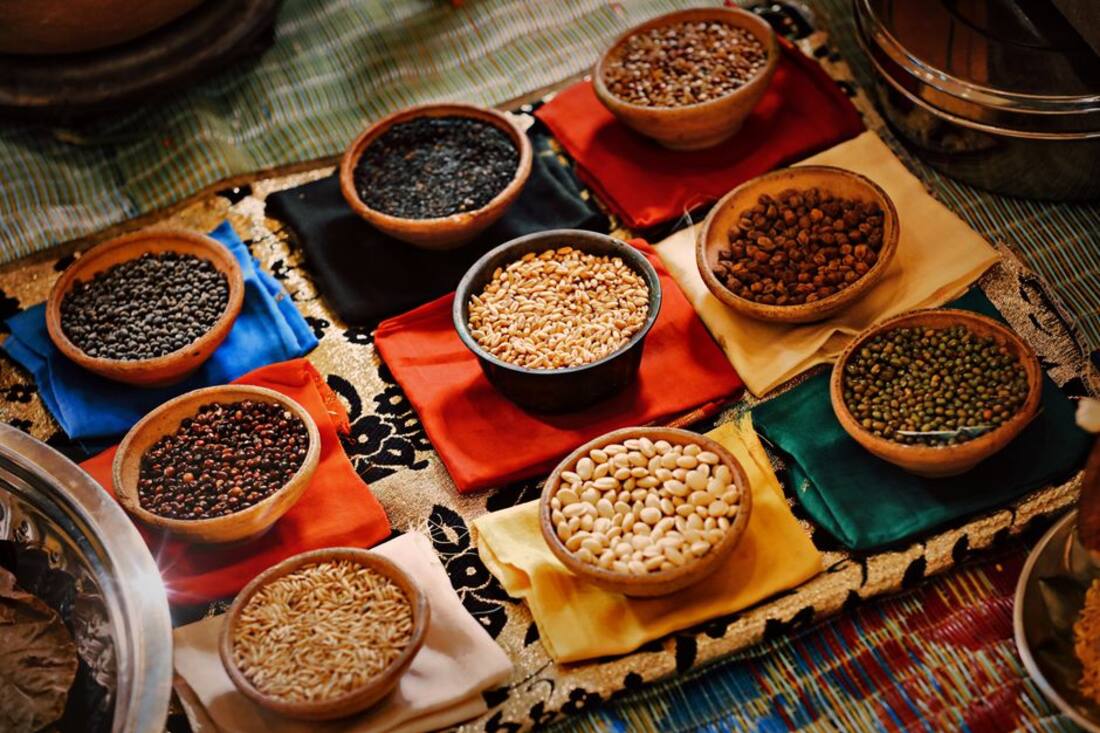 Lentilles, pois chiches et haricots secs réunis dans des bols