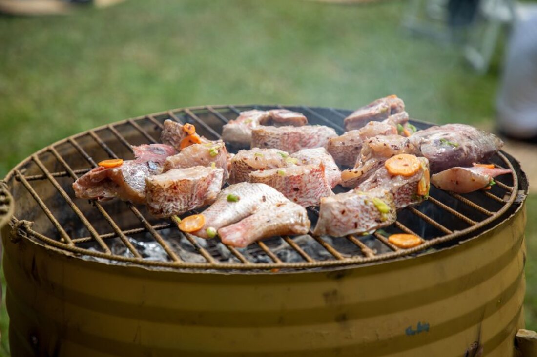 Poisson grillé posé à côté de légumes rôtis et de citron