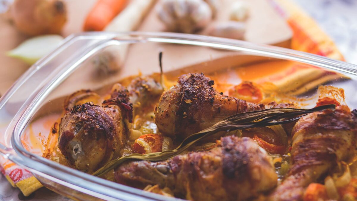 Poulet rôti entier entouré d oignons caramélisés dans son plat