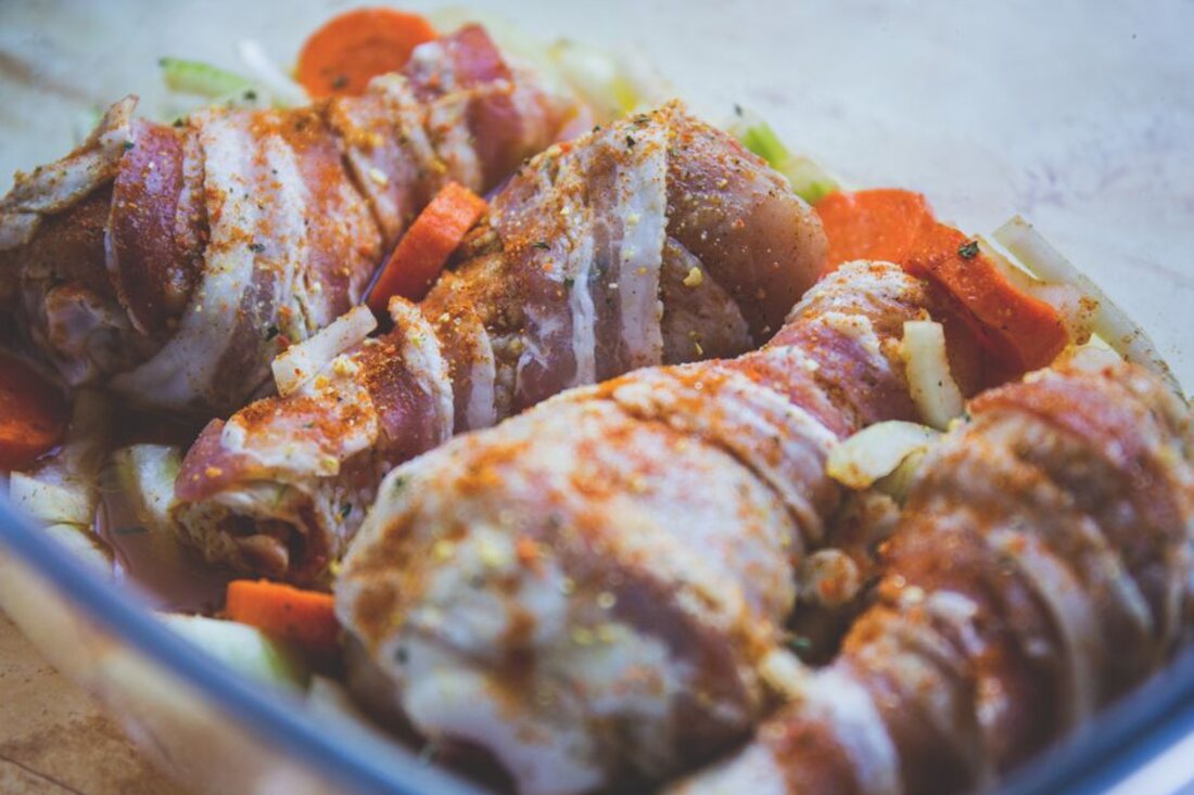 Plat de poulet qui sort du four, peau dorée et jus au fond