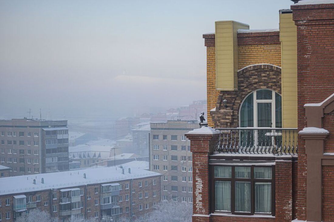 Balcon urbain en hiver, rambarde et ville en arrière-plan