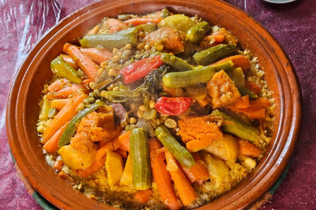 Semoule de couscous entourée de légumes mijotés