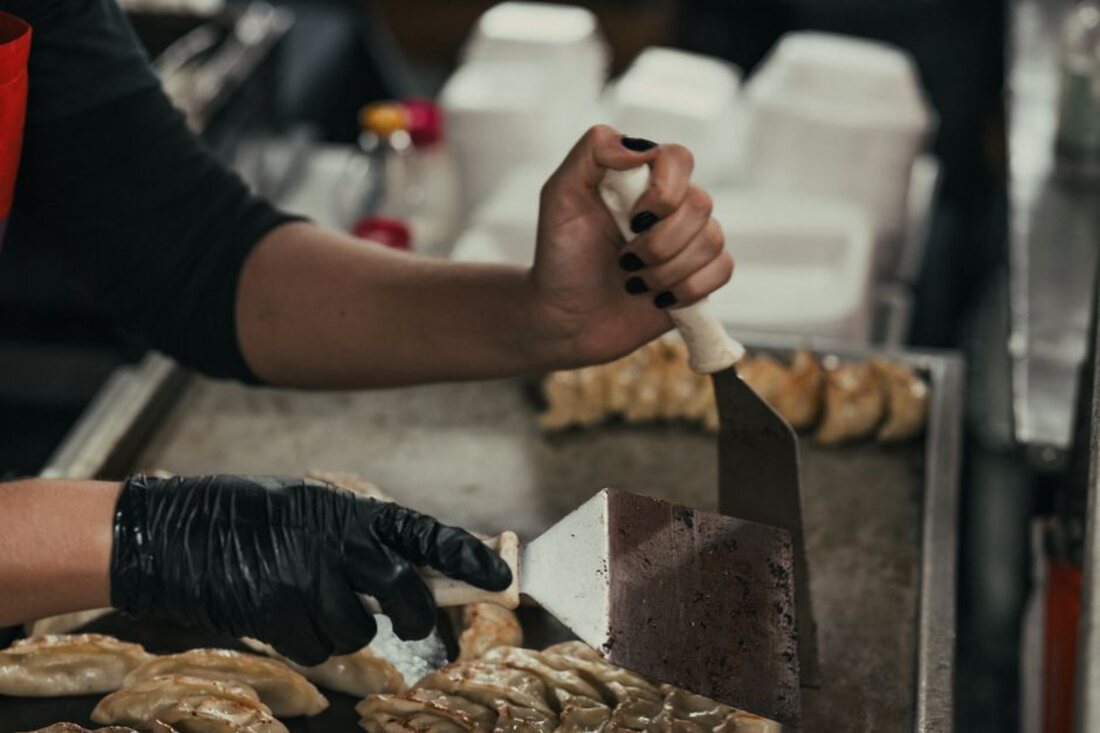 Plaque en inox grattée et essuyée après la cuisson