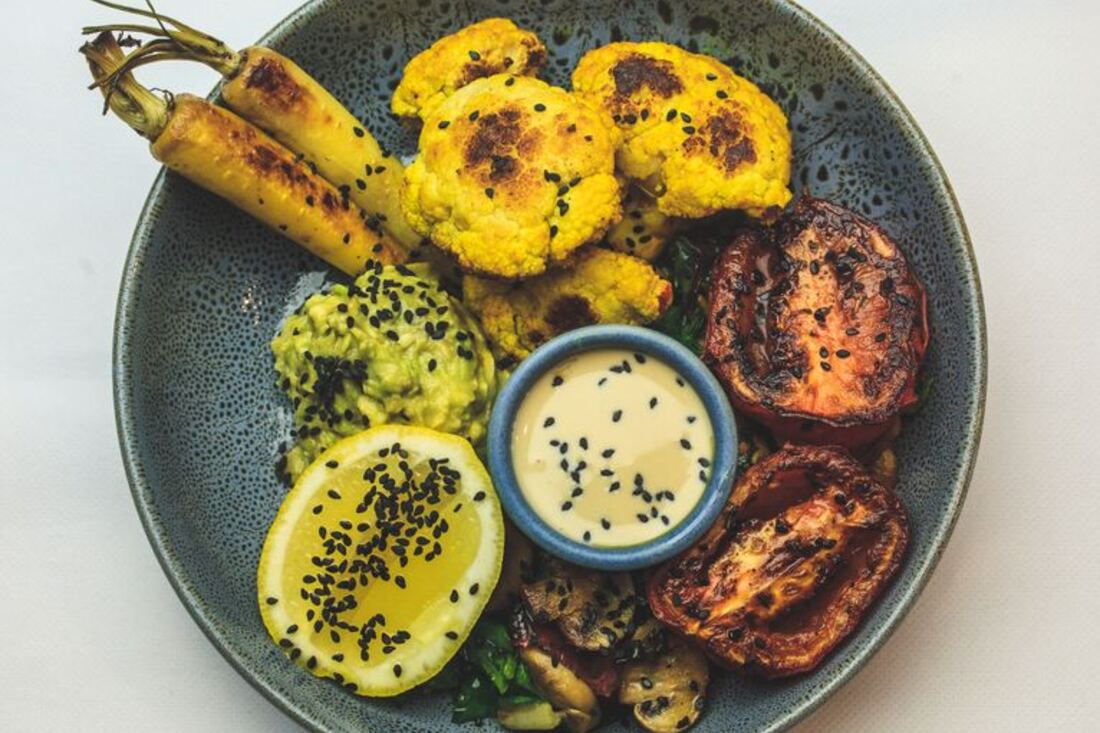 Sauce au tahini et à l ail fouettée dans un petit bol