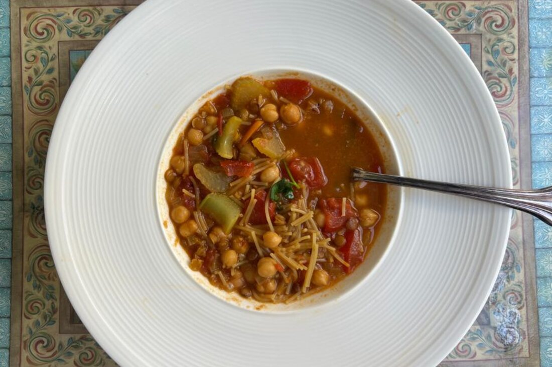 Bol de soupe épaisse aux pois chiches et aux herbes