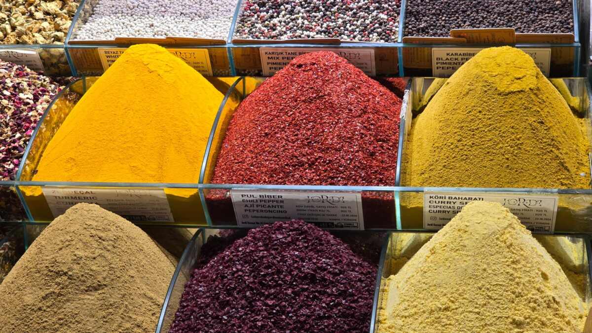 Sumac moulu, poudre rouge sombre dans une petite coupelle